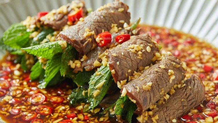 畅飨好味 【薄荷卷牛肉】一到夏天,大家都喜欢做卤牛肉,拌个凉菜、下下酒都很不错。云南人有个